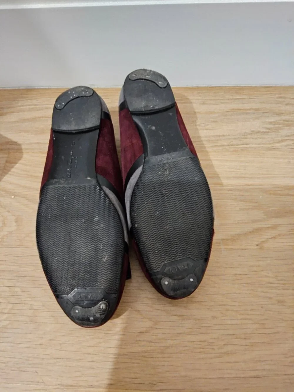 Salvatore ferragamo varina flat size 8b